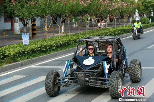 16辆巴哈赛车列队巡游襄阳 向市民展示赛车运动魅力