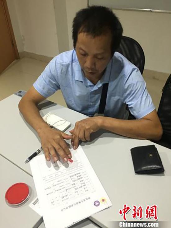 胡可家屬在器官捐獻(xiàn)登記表上簽字。中新網(wǎng) 圖