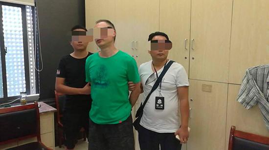 網(wǎng)逃人員周某28日被武漢東新分局便衣民警抓獲。  警方供圖