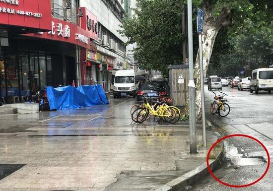原标题:餐馆油污漫出下水道,湿滑“油污路”撂倒行人