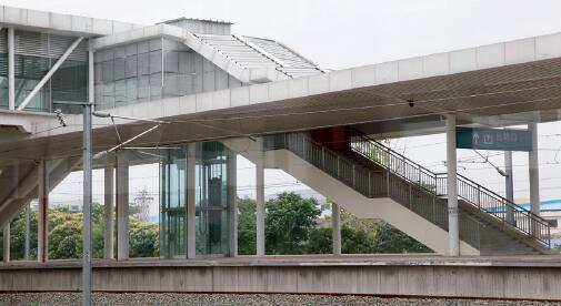 2012年6月19日，江蘇省南京市，建成一年多、處于荒廢狀態(tài)的高鐵紫金山東站。（視覺中國）
