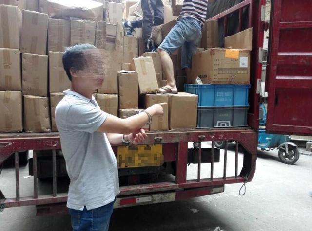 嫌疑人指认,民警起获赃物(警方供图)