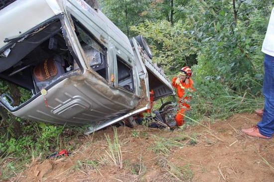 原标题：小货车山路遇翻车 英山消防紧急救援