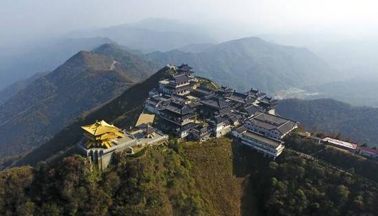 绿水村自古为佛教圣地 图为建于宝珠峰巅的慈恩寺