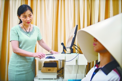 武昌实验中学的心理咨询老师耿喜玲正在为学生进行心理辅导