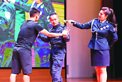 特警支队民警现场示范并教授学生防身术 记者许魏巍 摄(信息来源:应后威)