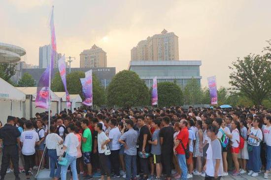 微马跑+狂欢派对 火力全开释放青春魅力