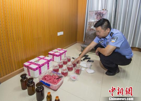 图为,警方查获毒品 冯威 摄