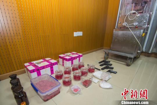 图为,警方查获毒品、枪支及制毒设备 冯威 摄