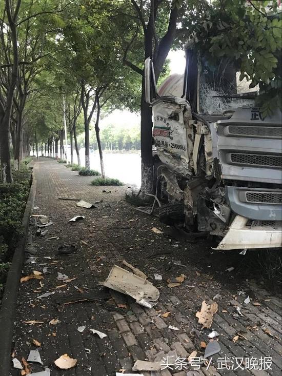 水泥搅拌车撞树现场 通讯员程仁斌摄