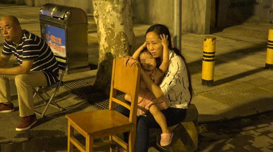 依依抱著媽媽的頭，安慰她。  澎湃新聞記者 朱瑩 圖