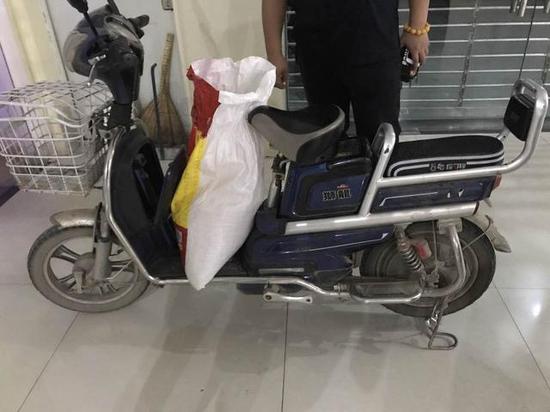 图为黄先生被盗的电动车和板栗 通讯员唐时杰 摄
