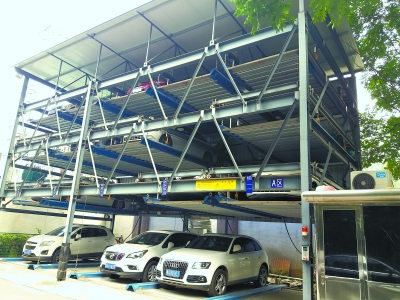 美林公馆小区将原来仅能停12辆车的公共用地,通过新建立体车库,可停32辆车。记者马振华 摄