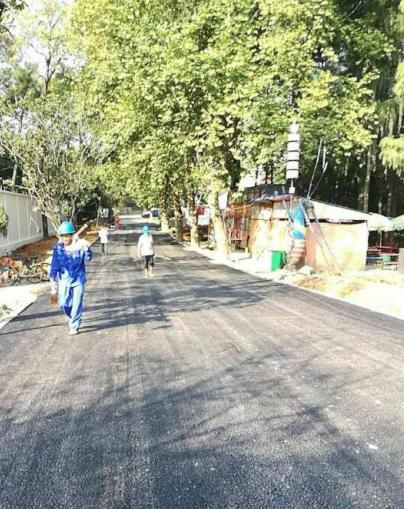 湖城道路基沥青摊铺