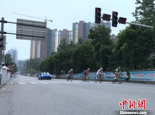 比赛途中,领先集团一度拉开近2分钟的优势 马元豪 摄