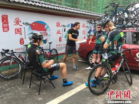 加拿大H&R洲际队教练马克斯为车手制定比赛战略 马元豪 摄
