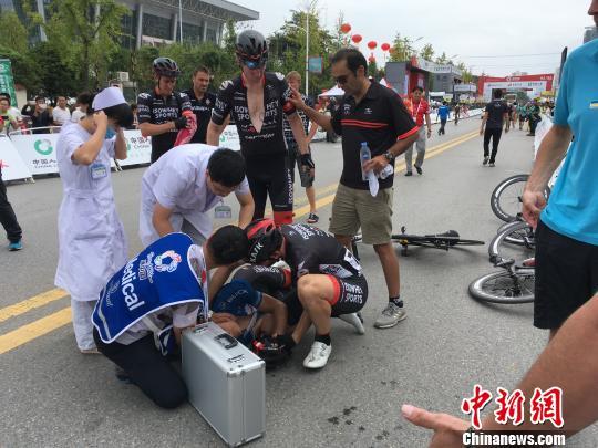 澳大利亚ISOWHEY运动洲际队的斯科特遭遇严重摔车 马元豪 摄