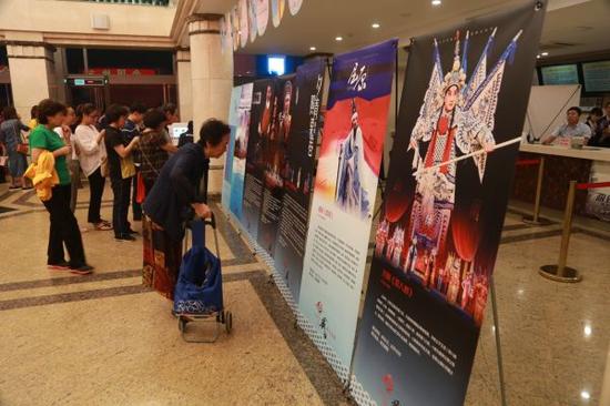 长江云报道 昨天(19日)晚上,云集各地好戏的2017全国地方戏曲南方会演,在洪山礼堂开幕。