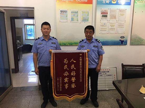 29日上午，受害人張女士上門給民警送錦旗  警方供圖