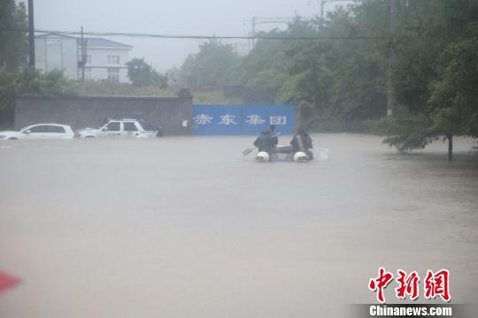 消防官兵携带橡皮艇、救援绳、雨衣等装备赶往现场营救　张振　摄