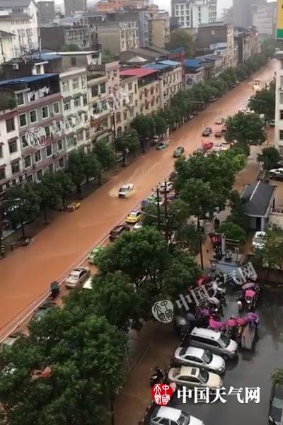 2日湖北恩施強(qiáng)降雨導(dǎo)致市區(qū)道路被淹（恩施氣象通訊員供圖）