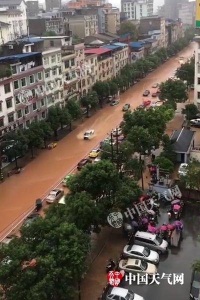 2日湖北恩施强降雨导致市区道路被淹（恩施气象通讯员供图）