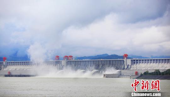 10月5日，三峡大坝再次开闸泄洪　邓立中　摄
