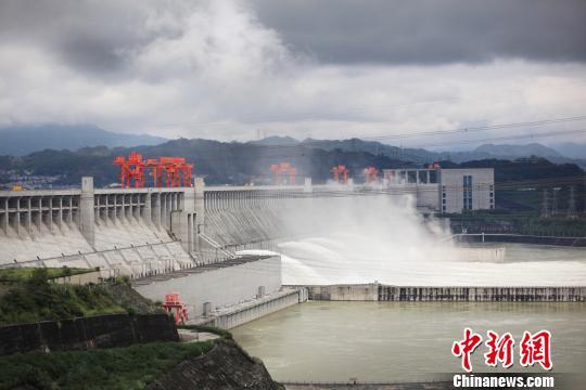 三峡大坝泄洪场面壮观　邓立中　摄