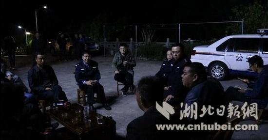 险情发生后,武当山启动自然地质灾害应急预案,组织各部门开展应急抢险工作,紧急疏散“小西沟”居民房内所有居民。