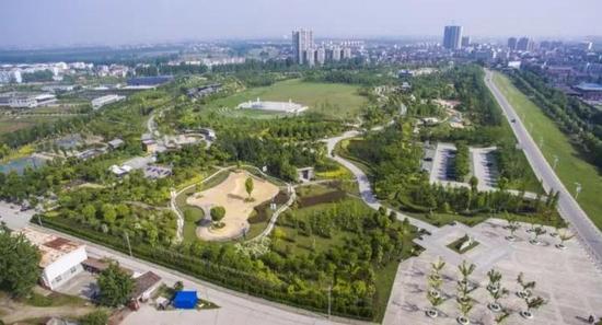 监利开展“万名市民洁县城”活动,县城的绿化、美化,激发了广大市民参与园林县城创建成为市民的自觉行动!