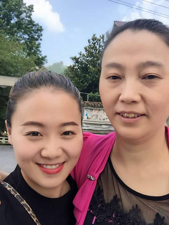 娄滔和爸爸、妈妈合影(父亲娄功余提供)