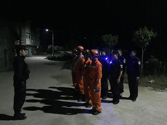搜救人員準備出發(fā)。 本文圖均為警方供圖