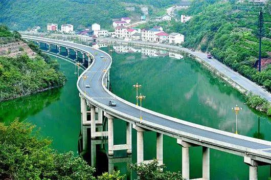 (图为:兴山水上公路)