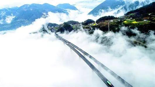 (图为:沪渝高速公路横贯鄂西,翻山越岭,穿云破雾)