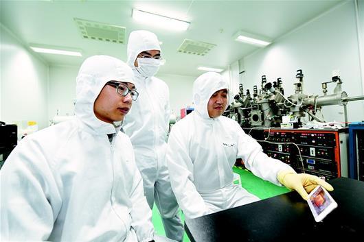 图为:连日来,武汉光电国家实验室(筹)科研人员认真学习领会十九大报告精神,表示信心倍增,全身心投入科研,出更多成果。 (记者 张朋 视界网 徐丹 摄)