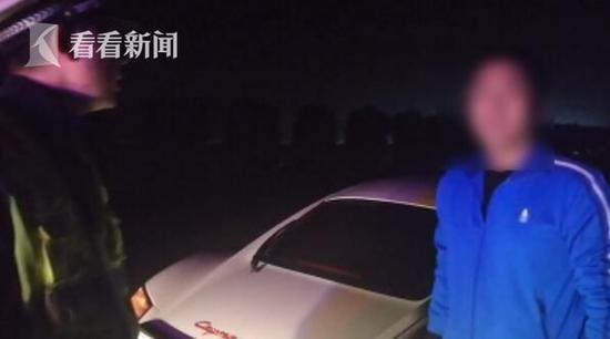 由于小張的跑車已無法自行開下高速，民警喊來了清障車將跑車?yán)?，等待下一步處理。（來源：湖北?jīng)濟 編輯：陳佳雯）