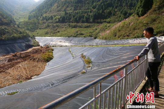 谭涛在填埋场里显得异常“孤独” 付瑞勇 摄