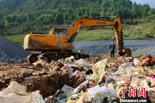 谭涛每天要填埋垃圾50余吨 付瑞勇 摄