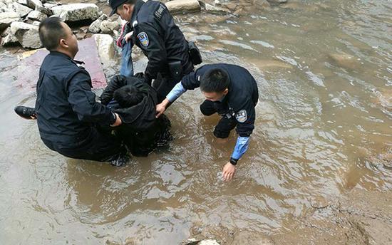 民警将轻生孩子救上岸。 警方供图