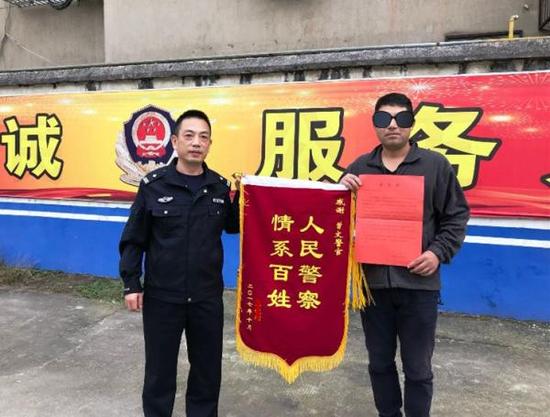 家属给警方送来锦旗。 警方供图