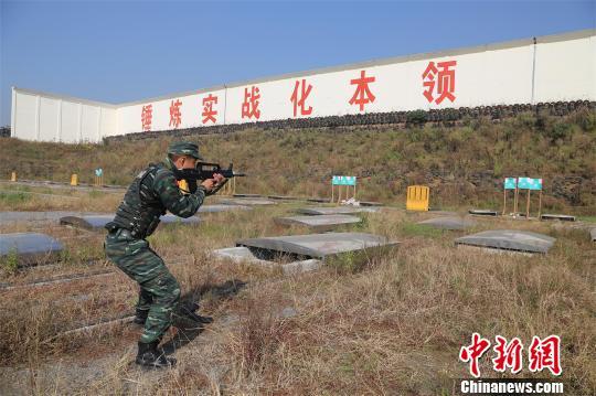 特战队员演示实弹射击科目 何智利 摄