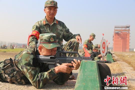 新兵进行首次实弹射击训练 何智利 摄