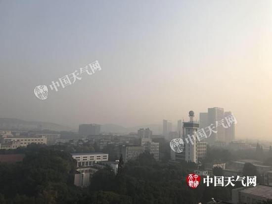 今天上午武汉天空灰霾,能见度欠佳。李梦蓉/摄