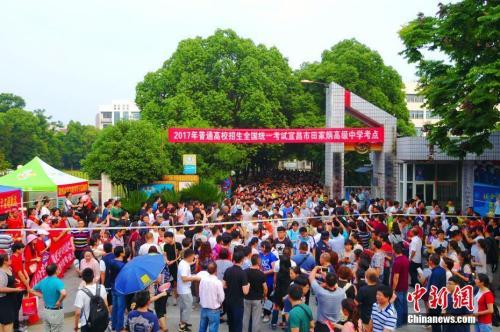 資料圖：高考結(jié)束后考生走出考場(chǎng)。王康明 攝