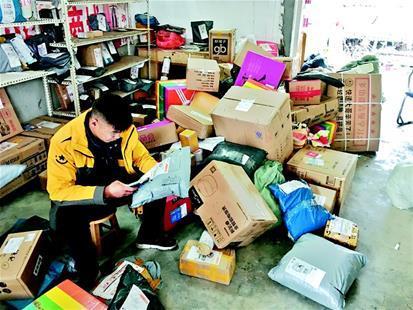 图为:老新镇快递点里田李村的包裹不少