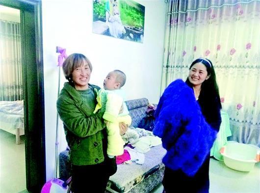 图为:拿着在网上新买的衣服,付玉和婆婆笑开了花