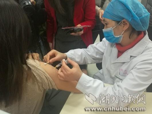 一位女性正在接种宫颈癌疫苗