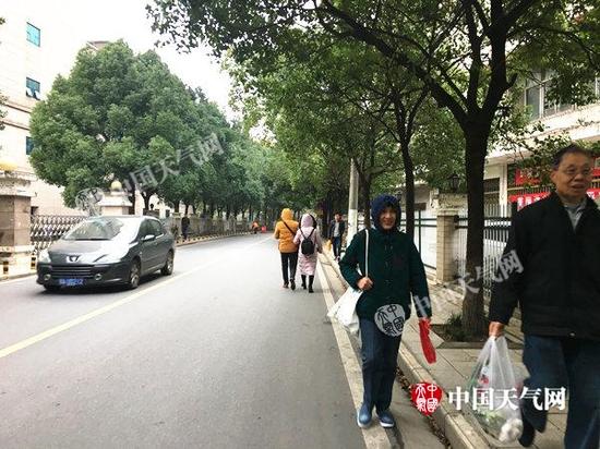 今晨武漢北風呼嘯，市民穿上冬裝出行。