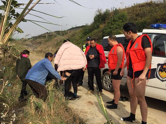 男子被救上岸