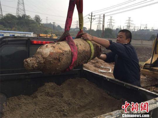 转运航空炸弹 殷庆祥 摄